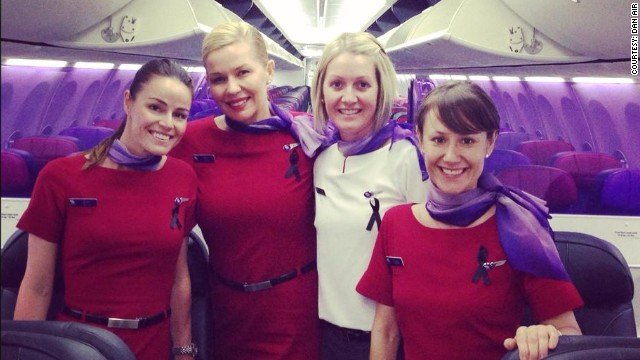 Mαύρες κορδέλες φοράνε αεροσυνοδοί σε όλο τον κόσμο –Πως συνεχίζουν να πετούν μετά από τόσες τραγωδίες [εικόνες] | iefimerida.gr 0