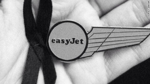 Mαύρες κορδέλες φοράνε αεροσυνοδοί σε όλο τον κόσμο –Πως συνεχίζουν να πετούν μετά από τόσες τραγωδίες [εικόνες] | iefimerida.gr 2