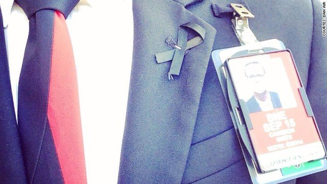 Mαύρες κορδέλες φοράνε αεροσυνοδοί σε όλο τον κόσμο –Πως συνεχίζουν να πετούν μετά από τόσες τραγωδίες [εικόνες] | iefimerida.gr 1