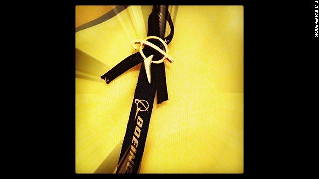 Mαύρες κορδέλες φοράνε αεροσυνοδοί σε όλο τον κόσμο –Πως συνεχίζουν να πετούν μετά από τόσες τραγωδίες [εικόνες] | iefimerida.gr 5