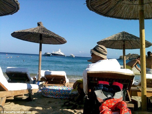 Ο βαθύπλουτος Ινδός με το απίστευτο σκάφος που κάνει διακοπές στη Μύκονο -Απεχθάνεται τη χλιδή και του αρέσει να κάνει μπάνιο μαζί με τον κόσμο [εικόνες] | iefimerida.gr 4