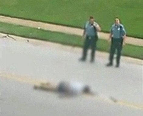 Το στιγμιότυπο που θα στοιχειώνει το Φέργκιουσον: Η στιγμή της δολοφονίας του 18χρονου αφροαμερικανού [βίντεο & εικόνες] | iefimerida.gr 3