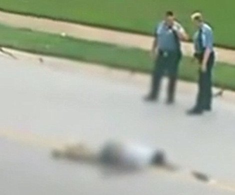 Το στιγμιότυπο που θα στοιχειώνει το Φέργκιουσον: Η στιγμή της δολοφονίας του 18χρονου αφροαμερικανού [βίντεο & εικόνες] | iefimerida.gr 0