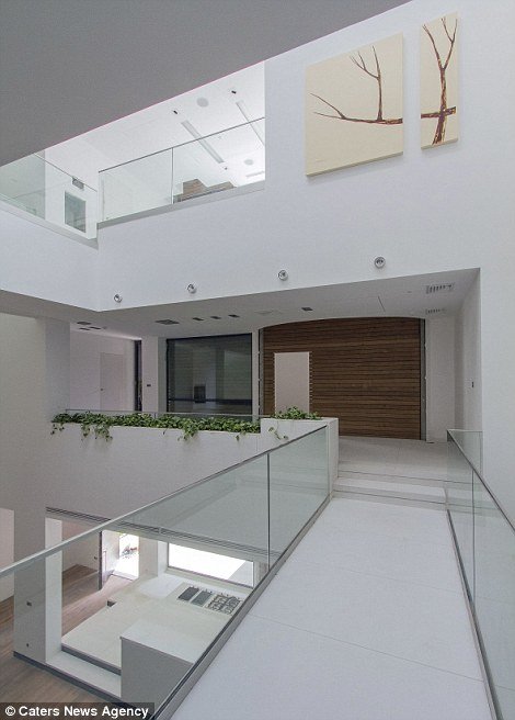 Απίστευτο: Αυτό το διαμέρισμα με το πάτημα ενός κουμπιού, αλλάζει θέση στα δωμάτια [εικόνες] | iefimerida.gr 2