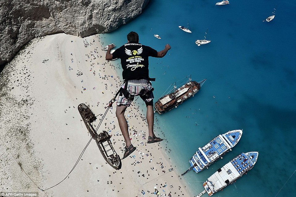 Φωτογραφίες που κόβουν την ανάσα: Παγκόσμια τρέλα με το bungee jumping στην παραλία Ναυάγιο της Ζακύνθου [εικόνες]  | iefimerida.gr 0