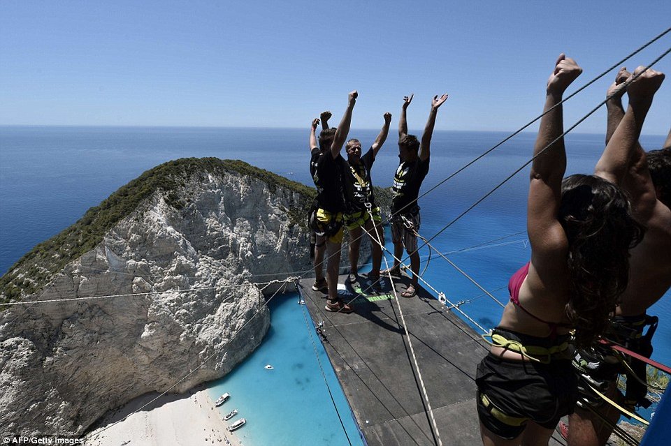 Φωτογραφίες που κόβουν την ανάσα: Παγκόσμια τρέλα με το bungee jumping στην παραλία Ναυάγιο της Ζακύνθου [εικόνες]  | iefimerida.gr 2