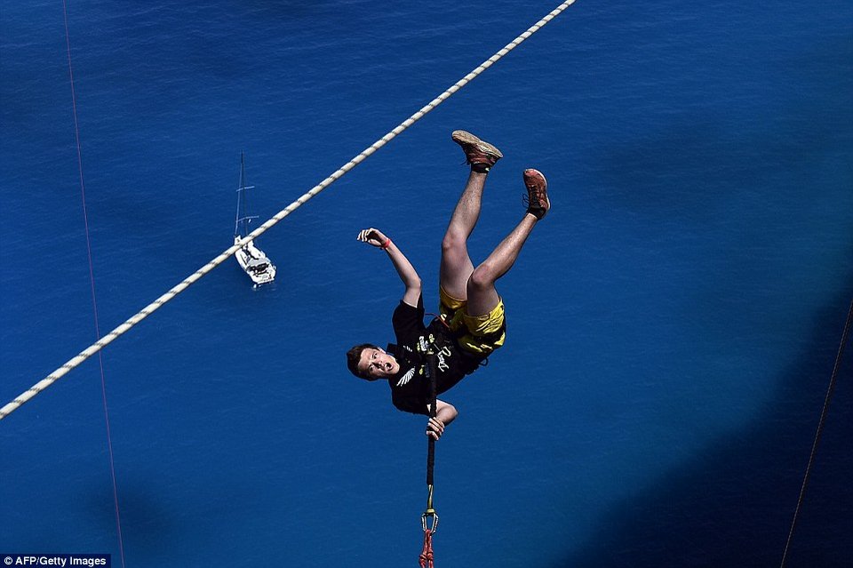 Φωτογραφίες που κόβουν την ανάσα: Παγκόσμια τρέλα με το bungee jumping στην παραλία Ναυάγιο της Ζακύνθου [εικόνες]  | iefimerida.gr 3