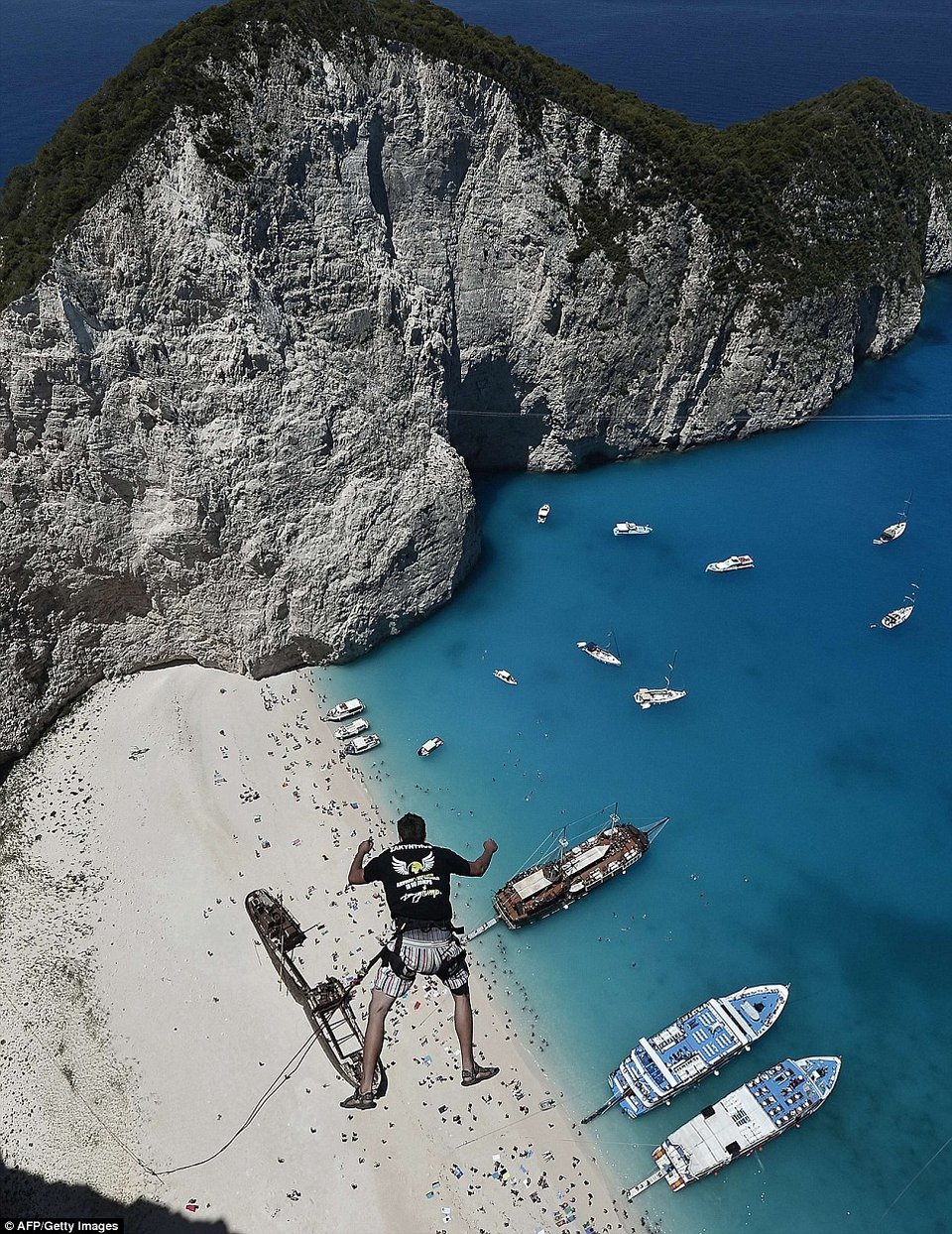 Φωτογραφίες που κόβουν την ανάσα: Παγκόσμια τρέλα με το bungee jumping στην παραλία Ναυάγιο της Ζακύνθου [εικόνες]  | iefimerida.gr 4