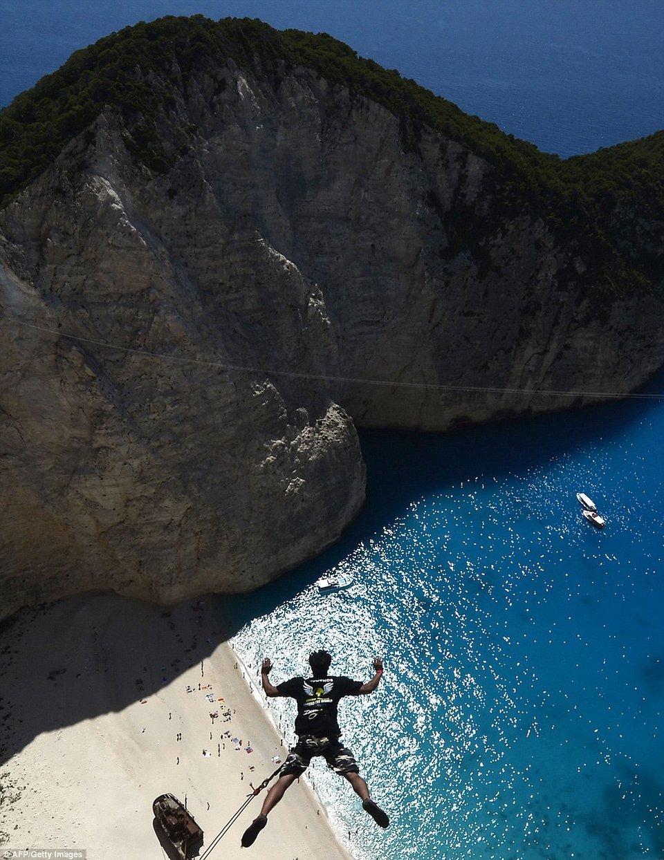 Φωτογραφίες που κόβουν την ανάσα: Παγκόσμια τρέλα με το bungee jumping στην παραλία Ναυάγιο της Ζακύνθου [εικόνες]  | iefimerida.gr 5