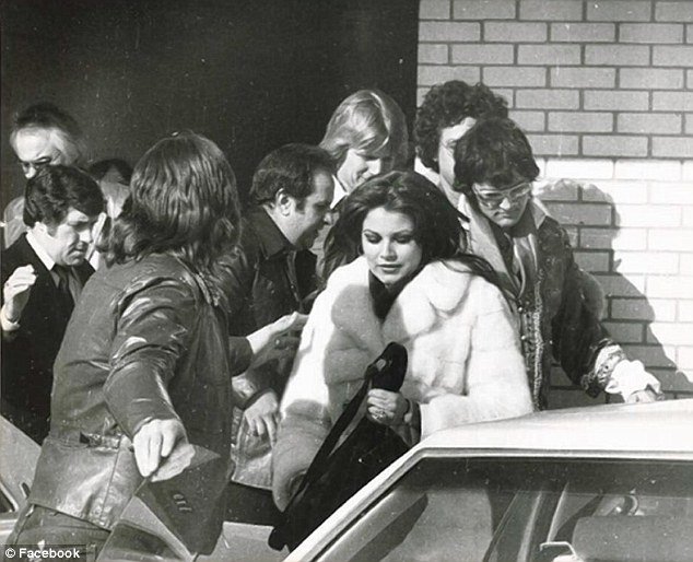 Η μνηστή του Ελβις Πρίσλεϊ τον ξεμπροστιάζει: Ηταν βίαιος και έκανε αγχωμένο σεξ [εικόνες]   | iefimerida.gr 4