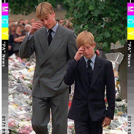 O πρίγκιπας Χάρι γίνεται 30: Ξενύχτια, πάρτι και αλκοόλ αλλά θα είναι για πάντα το αγοράκι της Νταϊάνα [εικόνες] | iefimerida.gr 2