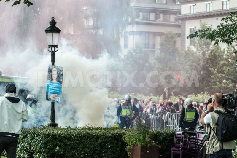Επεισόδια σε αντιρατσιστική συγκέντρωση στη Στοκχόλμη: Αντιδιαδήλωση έκαναν ακροδεξιές οργανώσεις [εικόνες] | iefimerida.gr 0