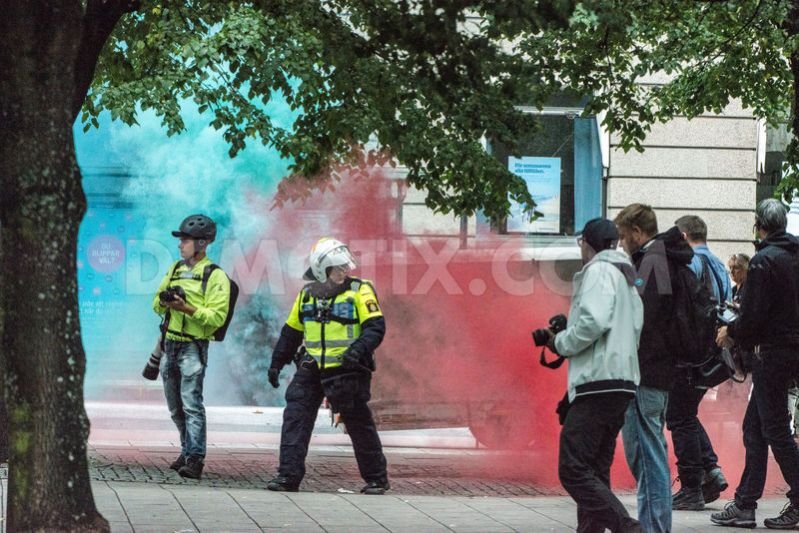Επεισόδια σε αντιρατσιστική συγκέντρωση στη Στοκχόλμη: Αντιδιαδήλωση έκαναν ακροδεξιές οργανώσεις [εικόνες] | iefimerida.gr 2