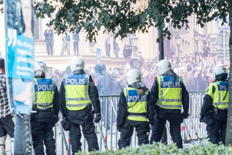 Επεισόδια σε αντιρατσιστική συγκέντρωση στη Στοκχόλμη: Αντιδιαδήλωση έκαναν ακροδεξιές οργανώσεις [εικόνες] | iefimerida.gr 5