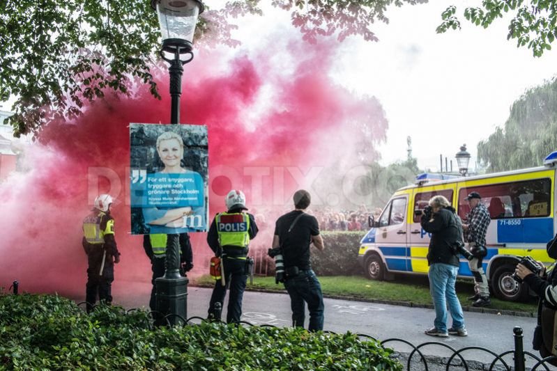 Επεισόδια σε αντιρατσιστική συγκέντρωση στη Στοκχόλμη: Αντιδιαδήλωση έκαναν ακροδεξιές οργανώσεις [εικόνες] | iefimerida.gr 6