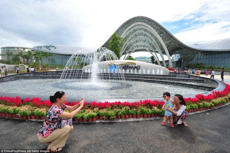 Φρενίτιδα στην Κίνα από το μεγαλύτερο κατάστημα duty free στον κόσμο -Εκτείνεται σε 92.000 τ.μ. [εικόνες] | iefimerida.gr 1