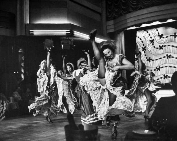 Yμνος στα διαφανή, αισθησιακά καλσόν που φοριούνται από τα καμπαρέ ως τα σαλόνια  εδώ και 75 χρόνια [εικόνες] | iefimerida.gr 8