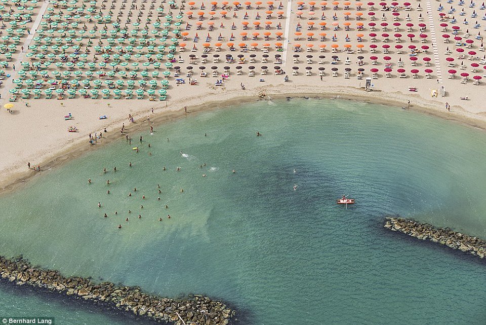 Οταν οι ομπρέλες στην παραλία γίνονται έργα τέχνης -Εντυπωσιακές φωτογραφίες του καλοκαιριού που μας αποχαιρέτισε [εικόνες] | iefimerida.gr 1