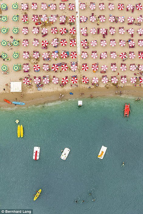 Οταν οι ομπρέλες στην παραλία γίνονται έργα τέχνης -Εντυπωσιακές φωτογραφίες του καλοκαιριού που μας αποχαιρέτισε [εικόνες] | iefimerida.gr 2