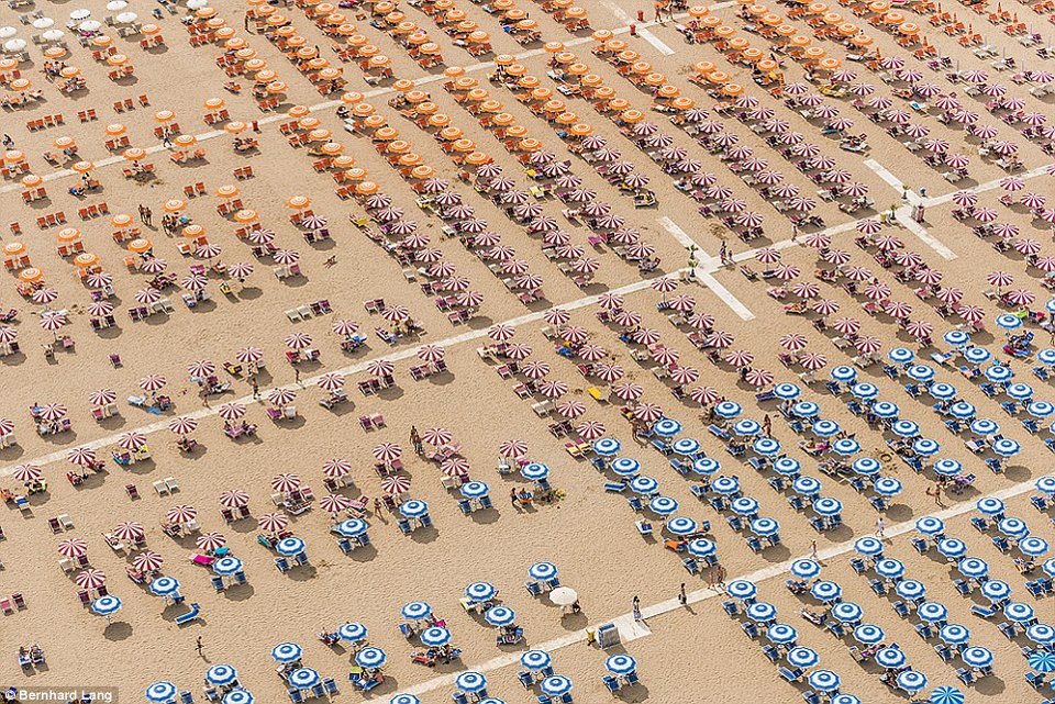 Οταν οι ομπρέλες στην παραλία γίνονται έργα τέχνης -Εντυπωσιακές φωτογραφίες του καλοκαιριού που μας αποχαιρέτισε [εικόνες] | iefimerida.gr 4