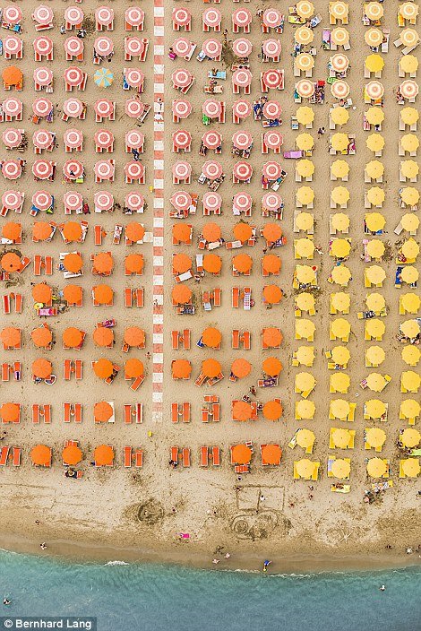 Οταν οι ομπρέλες στην παραλία γίνονται έργα τέχνης -Εντυπωσιακές φωτογραφίες του καλοκαιριού που μας αποχαιρέτισε [εικόνες] | iefimerida.gr 5