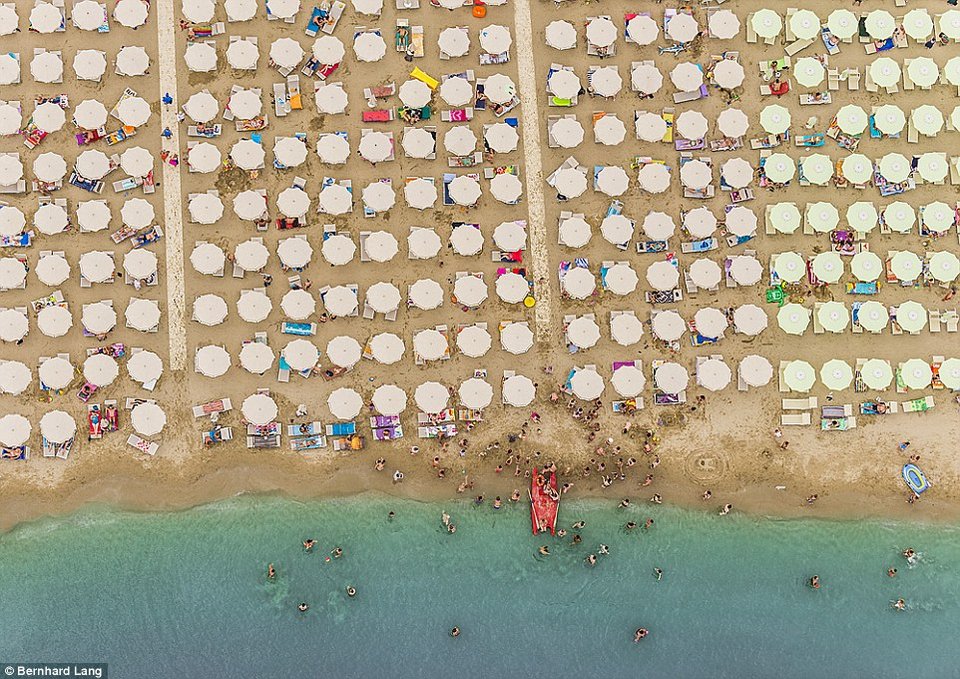 Οταν οι ομπρέλες στην παραλία γίνονται έργα τέχνης -Εντυπωσιακές φωτογραφίες του καλοκαιριού που μας αποχαιρέτισε [εικόνες] | iefimerida.gr 6