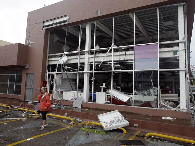 Τυφώνας ρήμαξε τουριστικά θέρετρα στο Μεξικό -Φυγαδεύτηκαν χιλιάδες τουρίστες [εικόνες] | iefimerida.gr 2