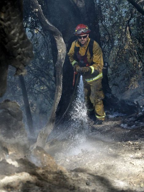 Πύρινη κόλαση στην Καλιφόρνια: Δάσος, σπίτια και αυτοκίνητα έγιναν στάχτη -1.000 άνθρωποι εγκατέλειψαν τις εστίες τους  [βίντεο & εικόνες] | iefimerida.gr 4