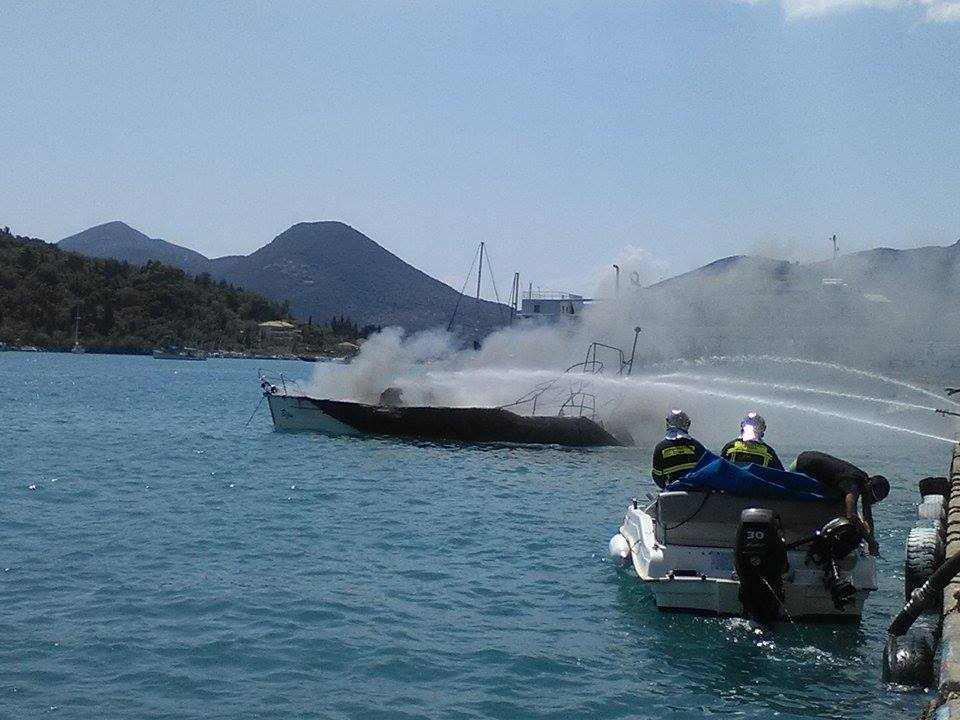Θαλαμηγός στο Νυδρί τυλίχθηκε στις φλόγες -Κάηκε ολοσχερώς [εικόνες & βίντεο] | iefimerida.gr 5