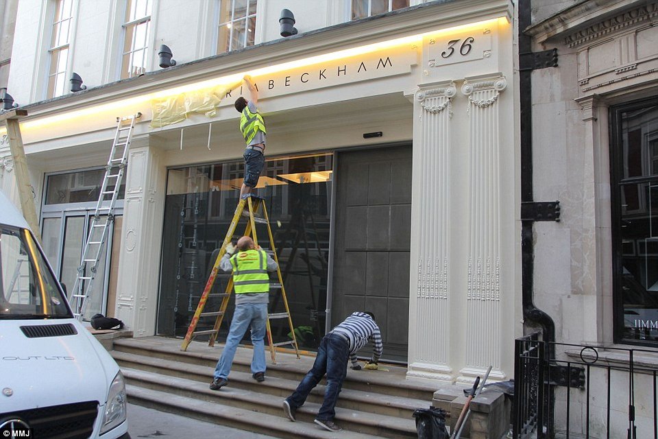 Η πρωτοποριακή μπουτίκ ρούχων της Βικτόρια Μπέκαμ ανοίγει τις πόρτες της στο κοινό [εικόνες] | iefimerida.gr 3