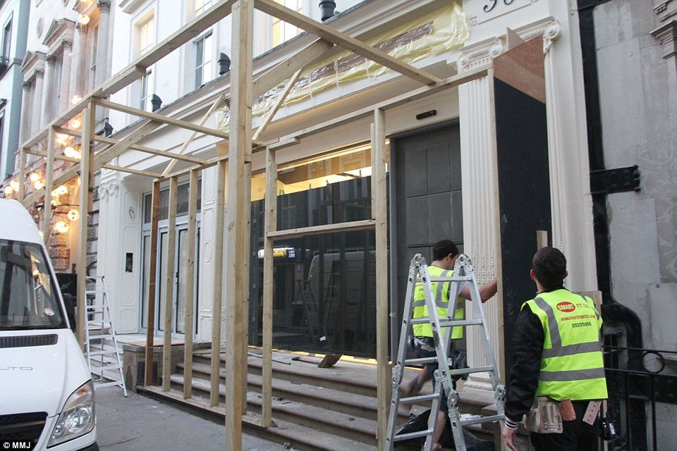 Η πρωτοποριακή μπουτίκ ρούχων της Βικτόρια Μπέκαμ ανοίγει τις πόρτες της στο κοινό [εικόνες] | iefimerida.gr 4