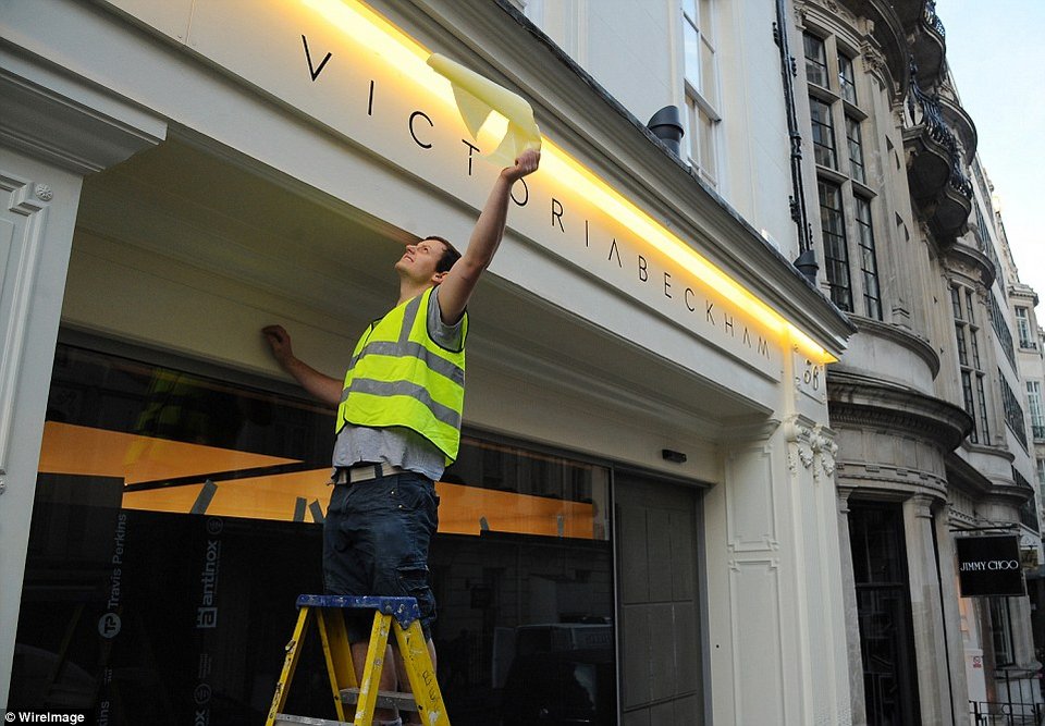 Η πρωτοποριακή μπουτίκ ρούχων της Βικτόρια Μπέκαμ ανοίγει τις πόρτες της στο κοινό [εικόνες] | iefimerida.gr 7