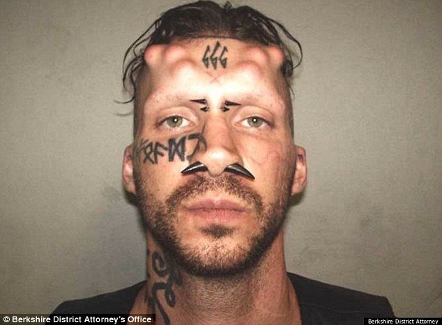 Αποκρουστικός σατανιστής καταδικάζεται και φωνάζει μέσα στο δικαστήριο «θα σας δω στη γ@... κόλαση» [εικόνες] | iefimerida.gr 1