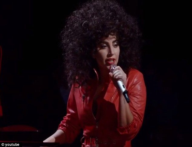Η ρετρό εμφάνιση της Lady Gaga -Με καστανή περούκα και κόκκινη jumpsuit τραγούδησε τζαζ και εντυπωσίασε [εικόνες&βίντεο] | iefimerida.gr 0