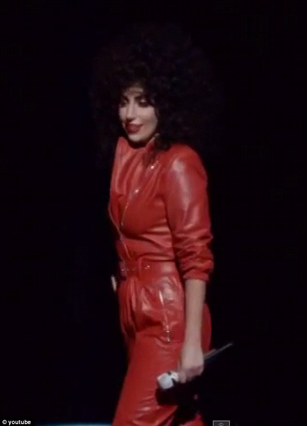 Η ρετρό εμφάνιση της Lady Gaga -Με καστανή περούκα και κόκκινη jumpsuit τραγούδησε τζαζ και εντυπωσίασε [εικόνες&βίντεο] | iefimerida.gr 2