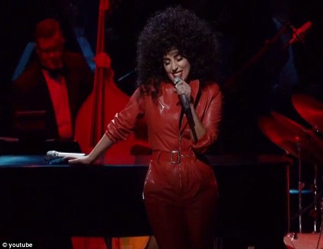 Η ρετρό εμφάνιση της Lady Gaga -Με καστανή περούκα και κόκκινη jumpsuit τραγούδησε τζαζ και εντυπωσίασε [εικόνες&βίντεο] | iefimerida.gr 3