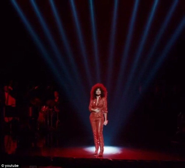 Η ρετρό εμφάνιση της Lady Gaga -Με καστανή περούκα και κόκκινη jumpsuit τραγούδησε τζαζ και εντυπωσίασε [εικόνες&βίντεο] | iefimerida.gr 4