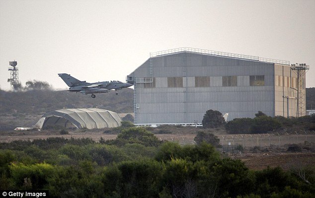 Στον πόλεμο κατά των τζιχαντιστών η Βρετανία -Μαχητικά απογειώθηκαν από τη βάση Ακρωτηρίου της Κύπρου [εικόνες&βίντεο] | iefimerida.gr 3