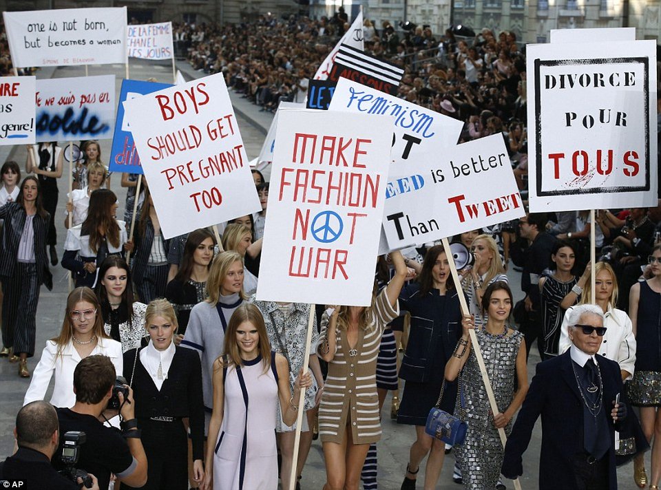 «Το tweed είναι καλύτερο από το tweet» -Η αμφιλεγόμενη επίδειξη της Chanel με τα μοντέλα να διαδηλώνουν κρατώντας πλακάτ -Το μήνυμα χάθηκε [εικόνες] | iefimerida.gr 1