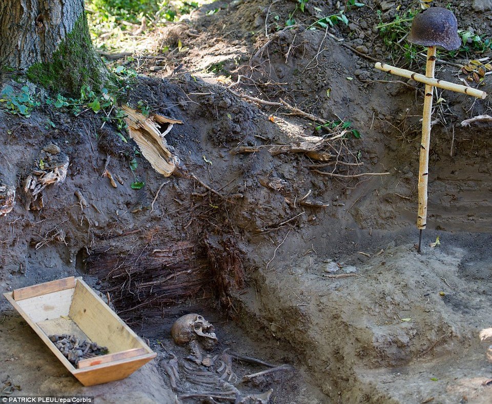 Σοκαριστικές εικόνες: Εβδομήντα χρόνια μετά, ανακαλύφθηκαν τα πτώματα των γερμανών ναζί που έπεσαν στην κατάληψη του Βερολίνου [εικόνες] | iefimerida.gr 2