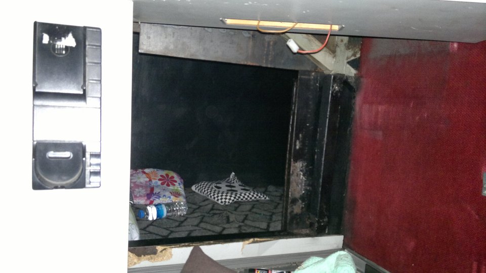 Βρήκαν πέντε λαθρομετανάστες μέσα σε κρύπτη λεωφορείου [εικόνες]  | iefimerida.gr 1