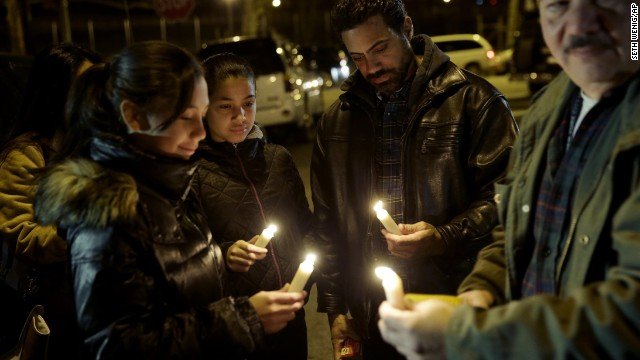 Αγρυπνία-φόρος τιμής στη Νέα Υόρκη για τον αστυνομικό που δολοφονήθηκε [εικόνες] | iefimerida.gr 1