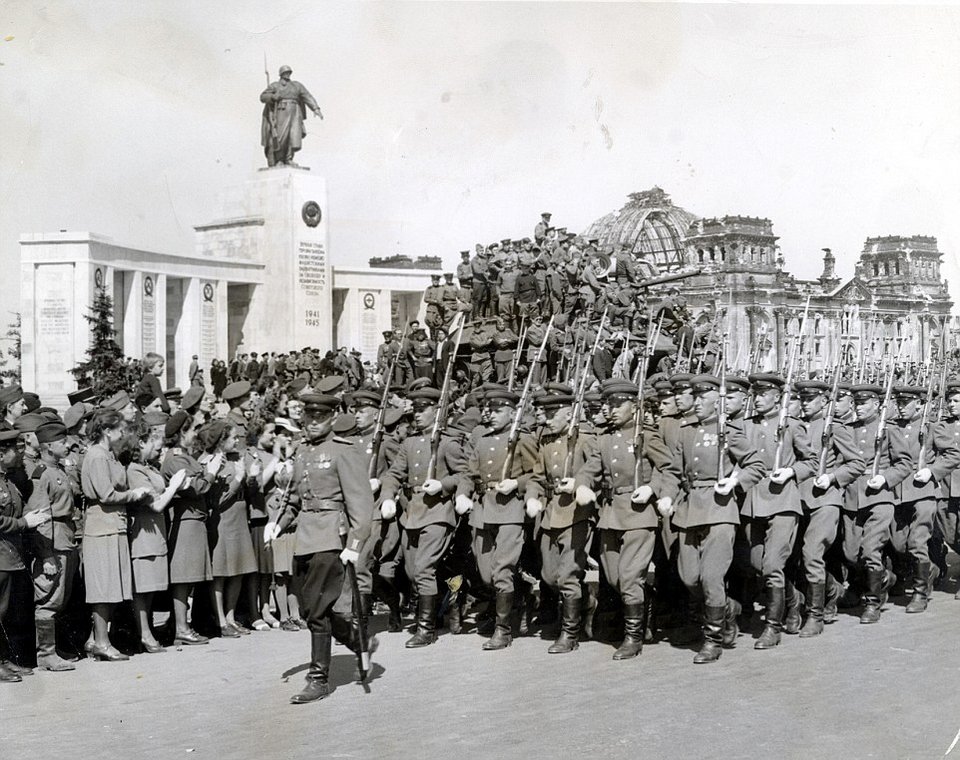 Σοκαριστικές εικόνες: Εβδομήντα χρόνια μετά, ανακαλύφθηκαν τα πτώματα των γερμανών ναζί που έπεσαν στην κατάληψη του Βερολίνου [εικόνες] | iefimerida.gr 10