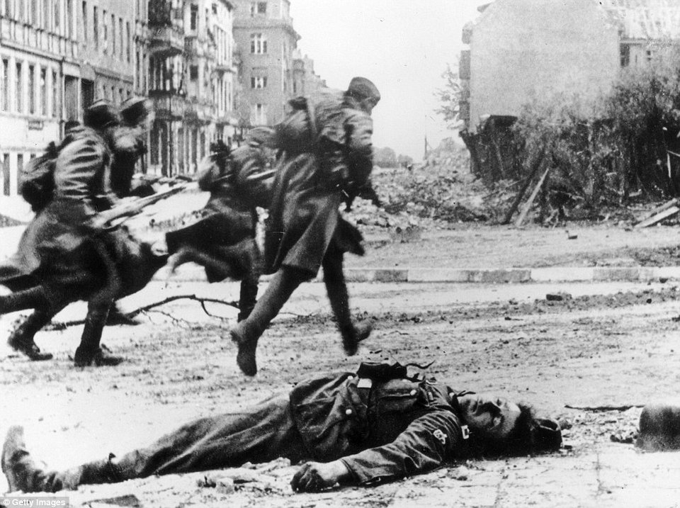 Σοκαριστικές εικόνες: Εβδομήντα χρόνια μετά, ανακαλύφθηκαν τα πτώματα των γερμανών ναζί που έπεσαν στην κατάληψη του Βερολίνου [εικόνες] | iefimerida.gr 11