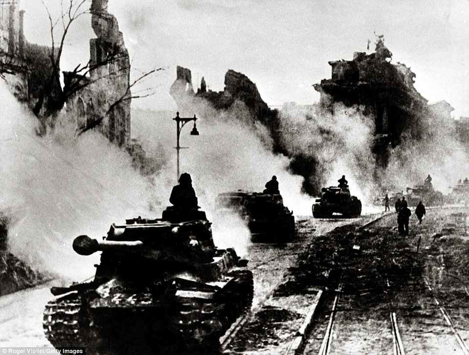 Σοκαριστικές εικόνες: Εβδομήντα χρόνια μετά, ανακαλύφθηκαν τα πτώματα των γερμανών ναζί που έπεσαν στην κατάληψη του Βερολίνου [εικόνες] | iefimerida.gr 12