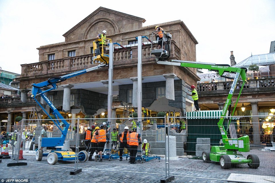 Η απόλυτη ψευδαίσθηση: Ενα κτίριο, κομμένο στα δύο, στέκεται στον αέρα δίχως να γκρεμίζεται [εικόνες] | iefimerida.gr 11