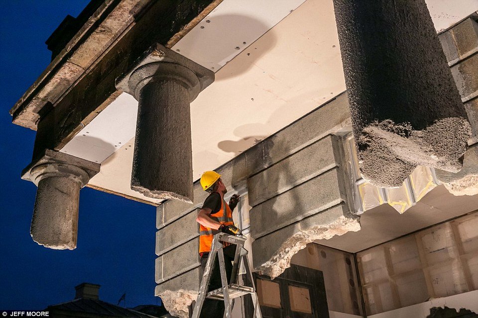 Η απόλυτη ψευδαίσθηση: Ενα κτίριο, κομμένο στα δύο, στέκεται στον αέρα δίχως να γκρεμίζεται [εικόνες] | iefimerida.gr 13