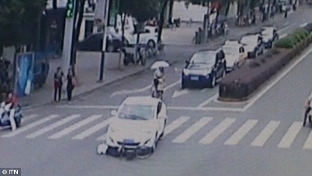 Πεζοί στην Κίνα σηκώνουν αυτοκίνητο για να σώσουν τον ηλικιωμένο που καταπλάκωσε [εικόνες] | iefimerida.gr 0