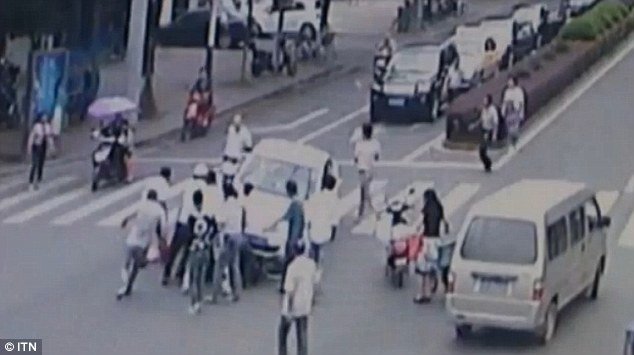 Πεζοί στην Κίνα σηκώνουν αυτοκίνητο για να σώσουν τον ηλικιωμένο που καταπλάκωσε [εικόνες] | iefimerida.gr 1