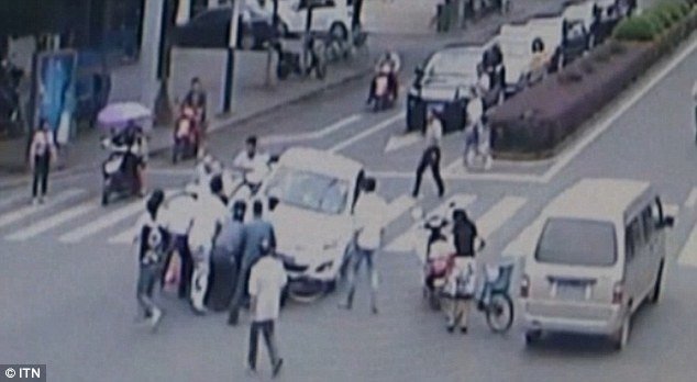 Πεζοί στην Κίνα σηκώνουν αυτοκίνητο για να σώσουν τον ηλικιωμένο που καταπλάκωσε [εικόνες] | iefimerida.gr 2